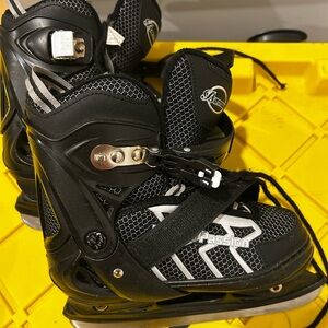 Youth adjustable ice skates